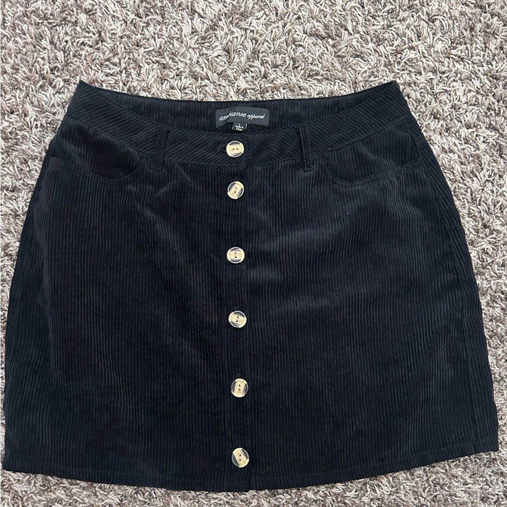 Cuuute black button up skirt